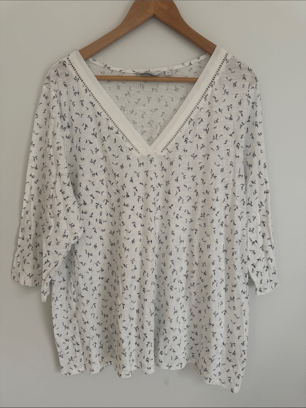 REITMANS Women White Pattern Leaves V Neck 3/4 Sleeve Top Plus Size 3X
